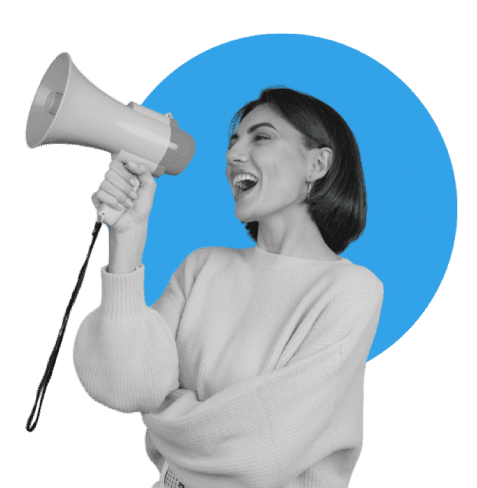 compromiso 4 mujer con megafono